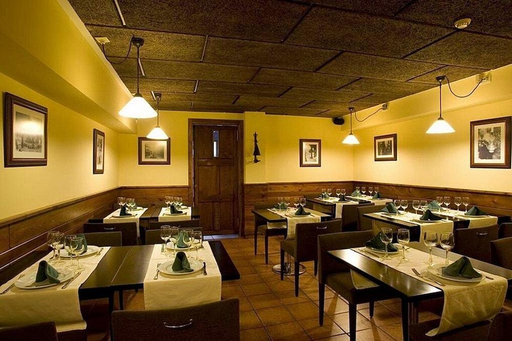 Hotel Virxe Da Cerca By Pousadas De Compostela Сантьяго-де-Компостела Екстер'єр фото